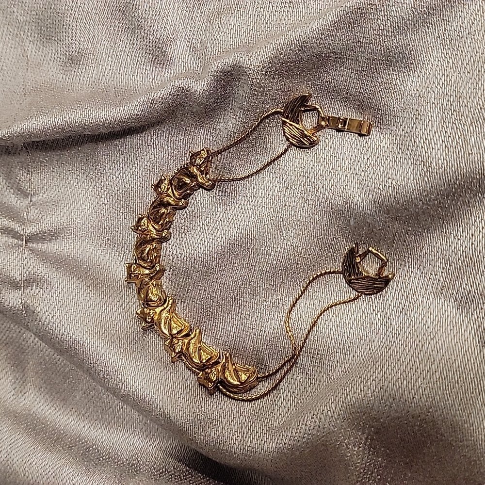 Beautiful Gold Cat Slider Bracelet (7 cats)